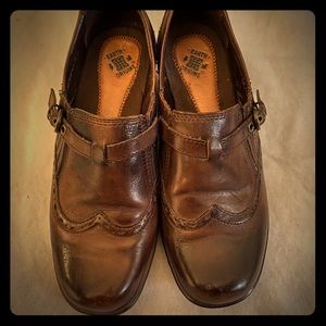 Women’s Sz8 Earth Origins Leather Wingtip loafers